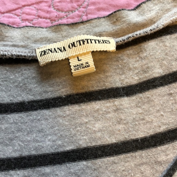 2 Medium Women’s T-shirts - Picture 5 of 5